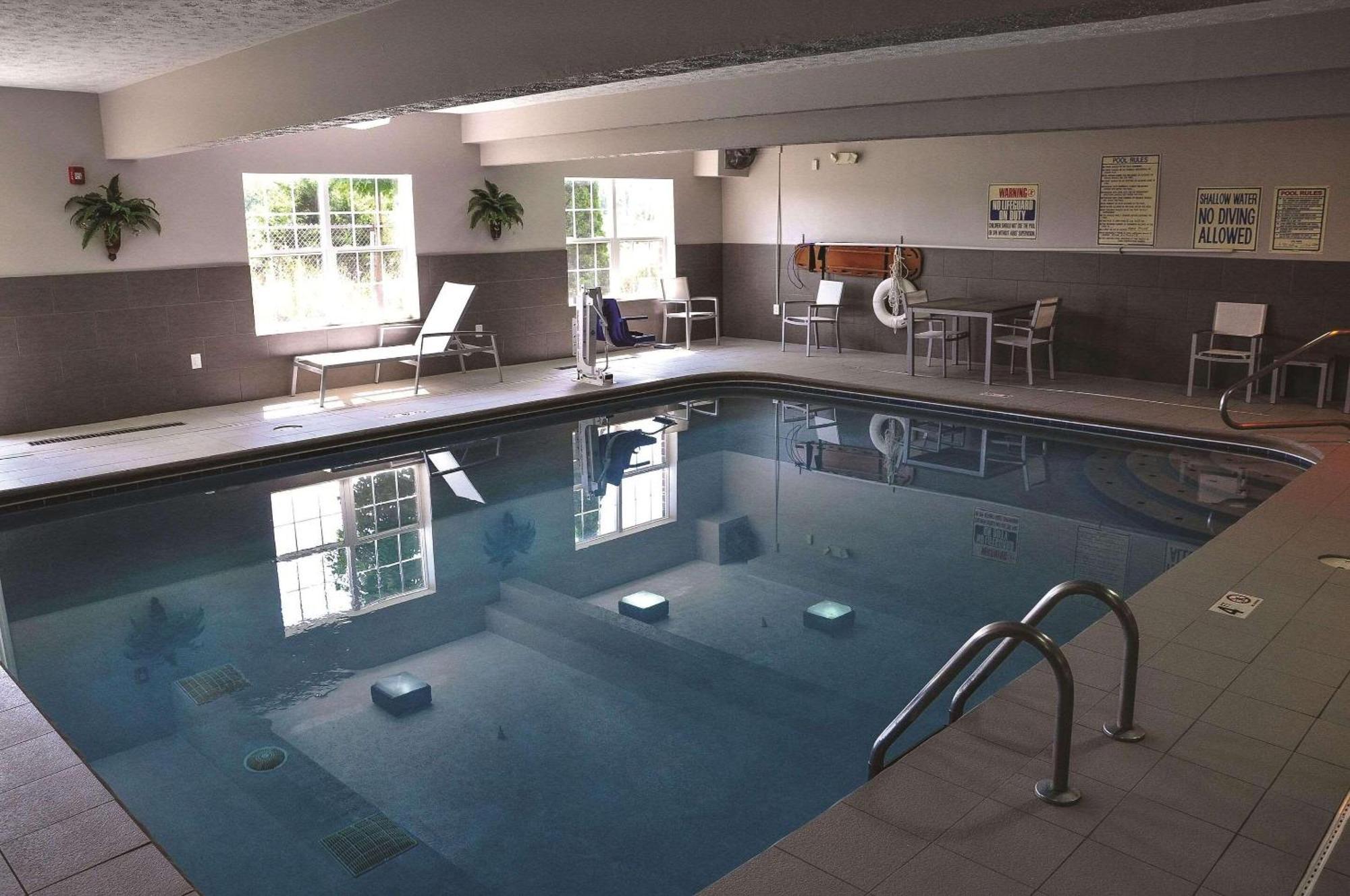 Hotel Country & By Radisson, South, Oh 2*